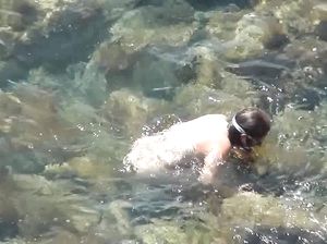 Девка купается голышом в море и не знает, что за ней следят