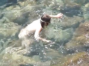 Девка купается голышом в море и не знает, что за ней следят