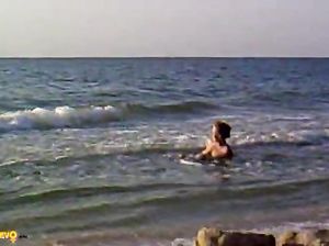 Девок на море без одежды снимают на скрытую камеру