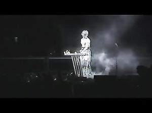 Вокалист Rammstein забавляется с искусственным хреном на концерте