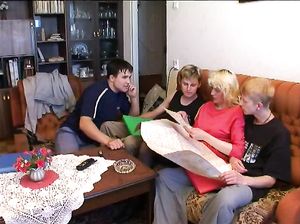 Русские студенты толпой пердолят учительницу в возрасте у нее дома