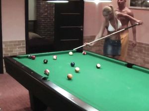 Девка играет в бильярд с курскими студентами на секс