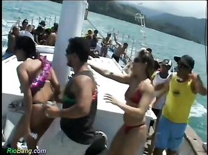 Развратная секс вечеринка на роскошной яхте