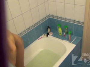 Русский дрочер установил камеру в ванной и подсматривает за девкой