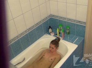 Чувак тайком снимает девчонку во время купания в ванной