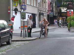 Голая Люсиль катается на велосипеде