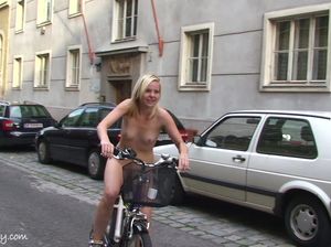 Голая Люсиль катается на велосипеде
