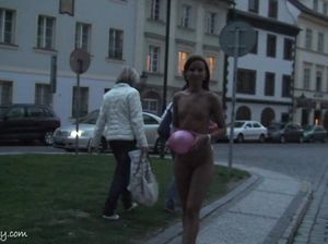 Плоская девушка сняла с себя всю одежду на улице