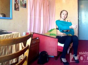 Русская студентка в джинсах раздевается и не знает, что за ней следят