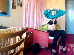 Русская студентка в джинсах раздевается и не знает, что за ней следят