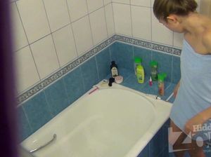 Виктория не знает, что в ванной установлена скрытая камера