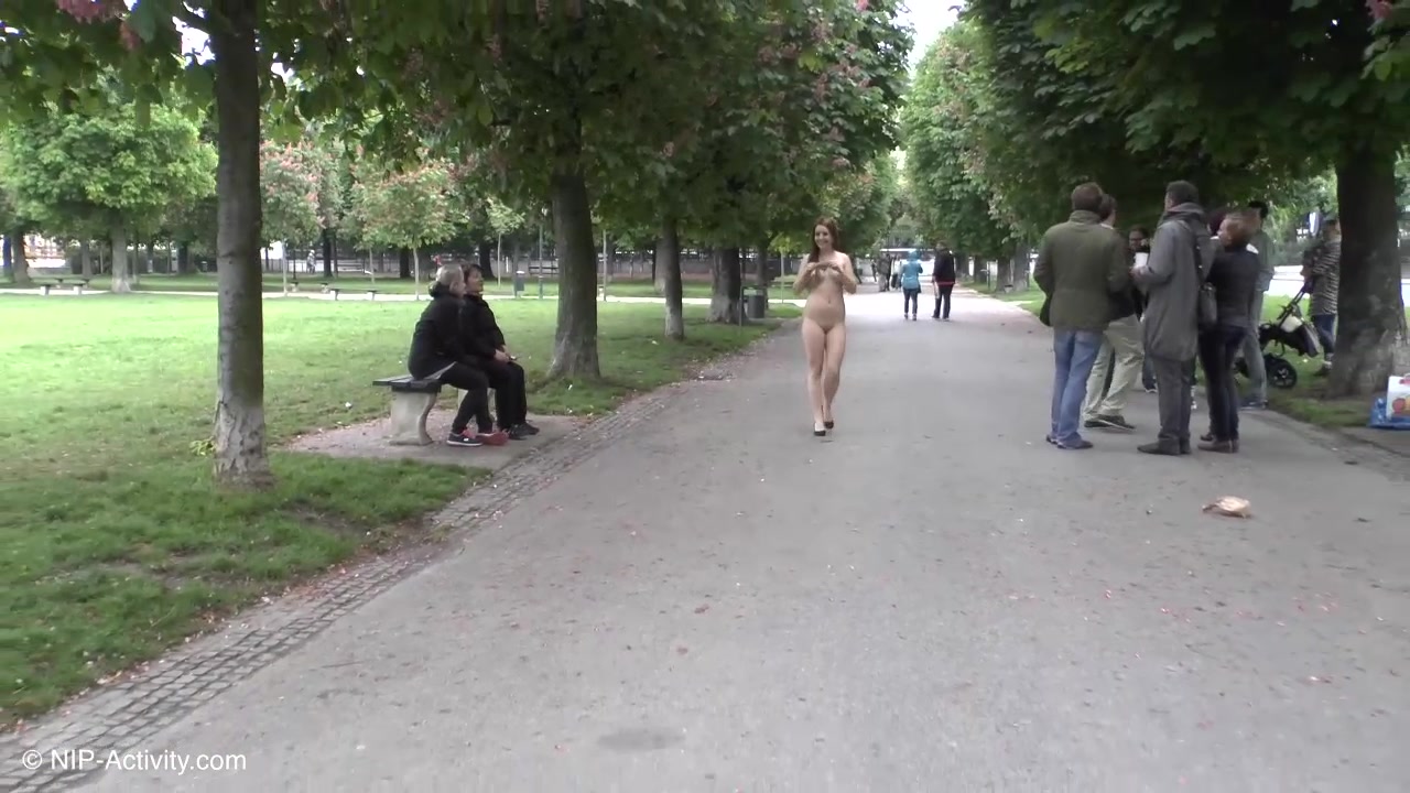 Молодая шатенка разгуливает по парку и дрочит киску в публичных местах