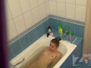 Дрочер снимает на камеру мастурбацию Ирины в ванной