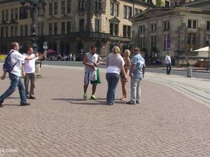 Голая телка позирует туристам посреди площади