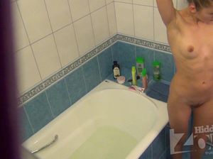 Мужик установил в ванной скрытую камеру и следит за телкой
