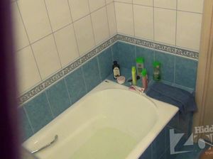 Мужик установил в ванной скрытую камеру и следит за телкой