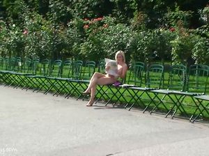 Девушка разделась догола и села читать газету в парке