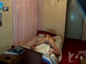Русская студентка Мария трется клитором об одеяло на скрытую камеру