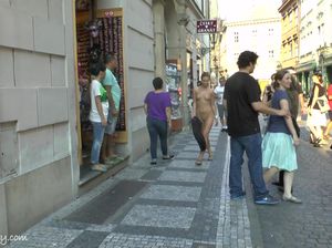 Голая девица гуляет по узким городским улицам
