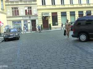 Голая девица гуляет по узким городским улицам