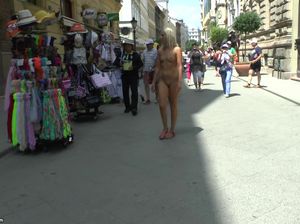 Загорелая Джесси радует туристов своим голым телом