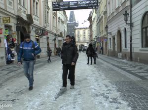 Бесстрашная девушка публично разделась на зимней улице