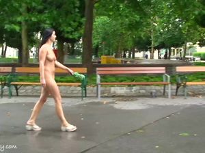 Голая девушка гуляет по улице под дождем