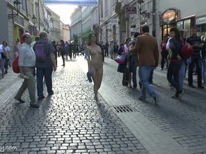 Стройная голая Ненси гуляет по городу с туристами