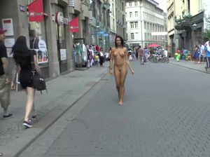 Николь с обворожительным телом ходит голая по городу
