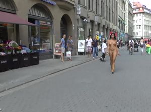 Николь с обворожительным телом ходит голая по городу