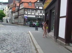 Девица с натуральной грудью путешествует по городу без одежды