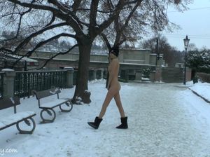 Тори разделась на зимней заснеженной улице