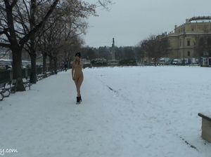Тори разделась на зимней заснеженной улице