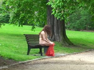 Девушка с очень красивым телом прошлась по парку без одежды