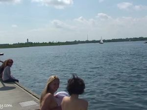 Голая Селин отдыхает среди туристов на набережной