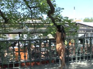 Голая дева с потрясающим телом гуляет по набережной