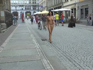 Стройная загорелая девушка прошлась без одежды по улице