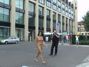 Стройная загорелая девушка прошлась без одежды по улице