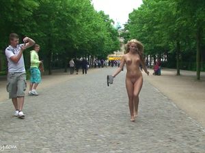 Марша с красивой грудью гуляет голая по парку