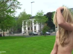 Голая девка прыгает по парку на погостике