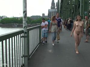 Бесстрашная Лаура сняла с себя одежду и гуляет по городу голая
