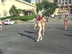 Толпа голых девок гуляет по парку