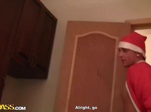 Быстрый русский секс в ванной во время новогодней вечеринки