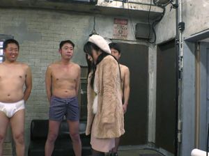 Миниатюрная японка ебется с толпой мужчин