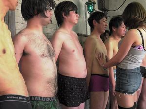 Японская нимфоманка в короткой юбке сосет у парней