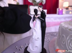 Чернокожую невесту с огромными буферами жених поимел под цветочной аркой