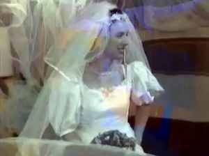 Горничная делает невесте фистинг во время секса молодоженов