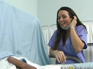 Пациент трахает двух красивых медсестер