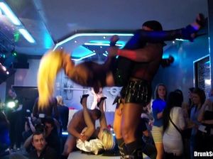 Чешские лесбиянки лижут киски друг другу во время вечеринки