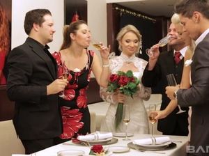 Сексуальная невеста тайком трахается с гостем на свадьбе